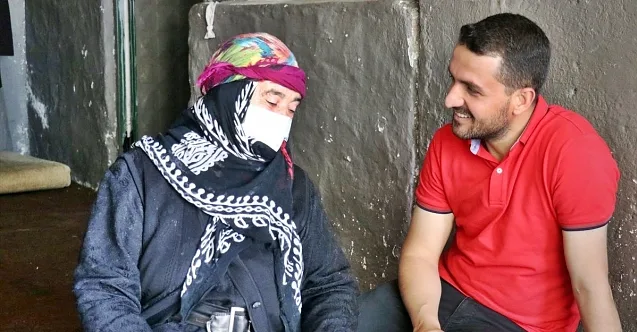 Türk Kızılay Ağrı bayan gönüllüleri yaşlı ve kimsesizlerin evini temizliyor