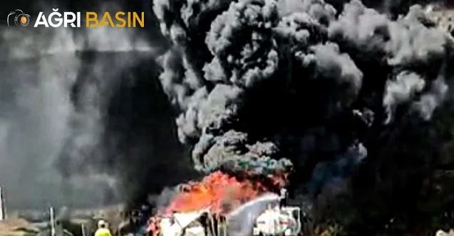 Ağrı’da Kafa Kafaya Çarpışan İki Araç Alev Aldı!