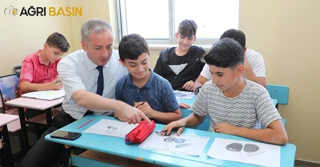 Hasan Kökrek okullarda açılan yaz kurslarını ziyaret etti