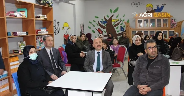 Ağrı’da “Aile Okulu Projesi” ile veliler çocuklarıyla ders görüyor