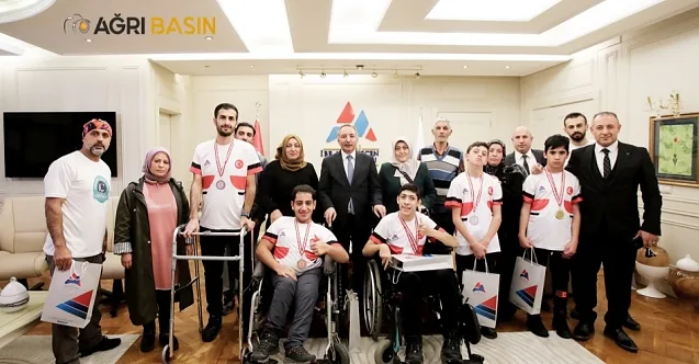 AİÇÜ Rektörü Prof. Dr. KARABULUT Madalya Kazanan Sporcuları Kutladı