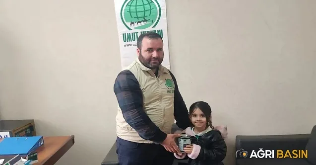 Ağrılı minik hayırsever harçlıklarını depremzedeler bağışladı