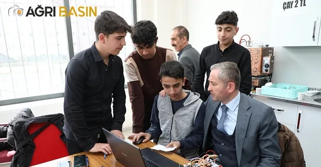Hasan Kökrek, geleceğin bilim adamlarının ürettiği robotları inceledi