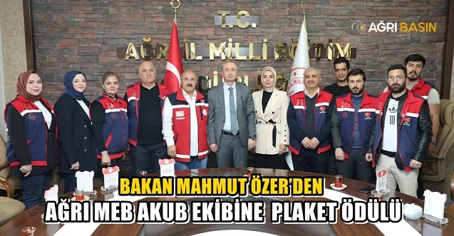 Bakan Mahmut Özer, Ağrı MEB AKUB ekibini plaketle ödüllendirdi