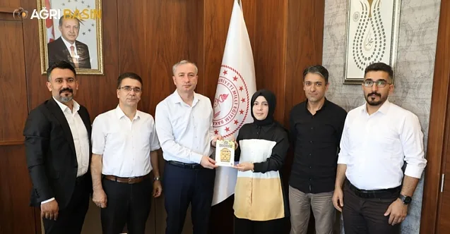 Ağrı’da okul yöneticileri çıkardıkları Anı Kumbarası adlı kitabı Kökrek’e hediye etti