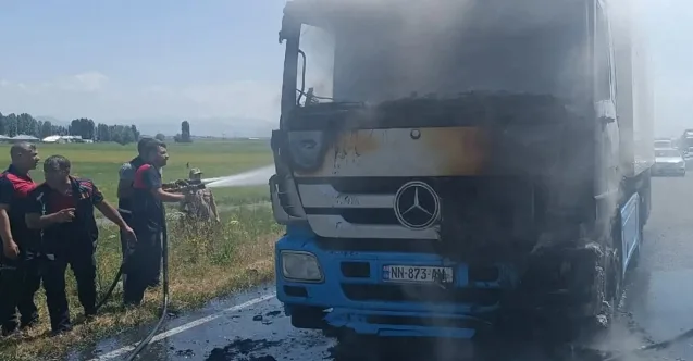 Eleşkirt’te Seyir Halindeki Tır Alev Aldı!