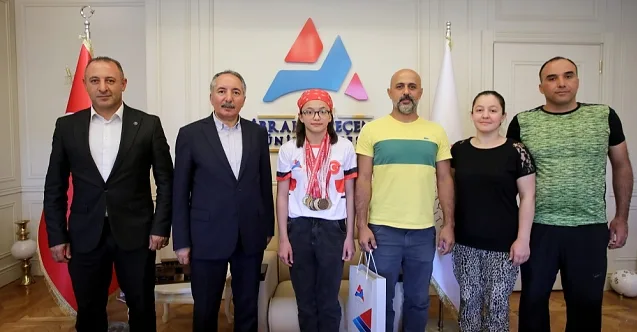 Rektör Karabulut’tan Şampiyon Yüzme Sporcusuna Tebrik
