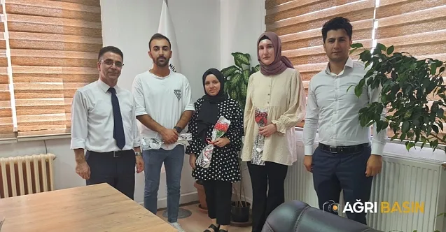 Hamur’da öğretmenler güllerle karşılandı