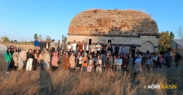 Hamur’da aday öğretmenlere seminer verildi.