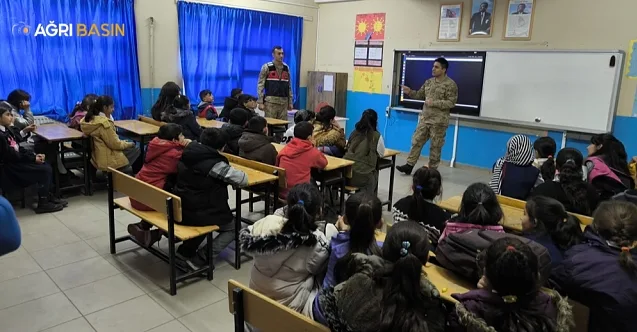 Ağrı’da Jandarma İlk ve Ortaokul Öğrencilerine Meslek Tanıtımı Yaptı