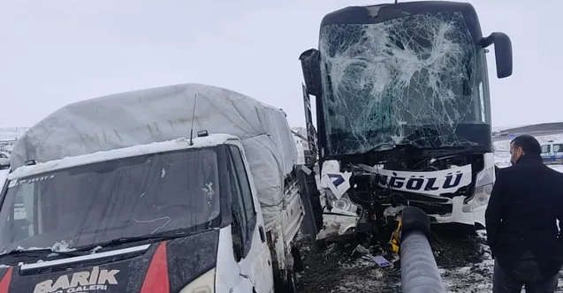 Ağrı’da Otobüs-Kamyonet Kaza Yaptı! 11 Kişi Yaralandı