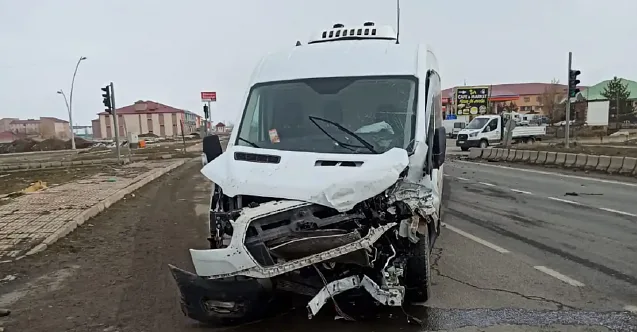Ağrı’da Kırmızı Işık İhlali Kazaya Sebep Oldu: 3 yaralı