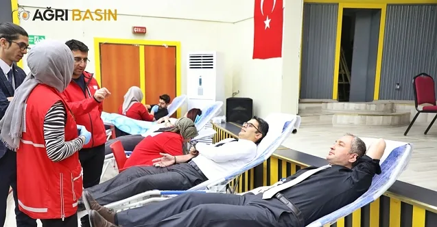 Ağrı Milli Eğitim Müdürü Hasan Kökrek’ten Kızılay’a kan desteği