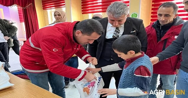 Kızılay Ağrı, Özel Eğitim Okulu Öğrencilerine Kışlık Giysi Yardımı