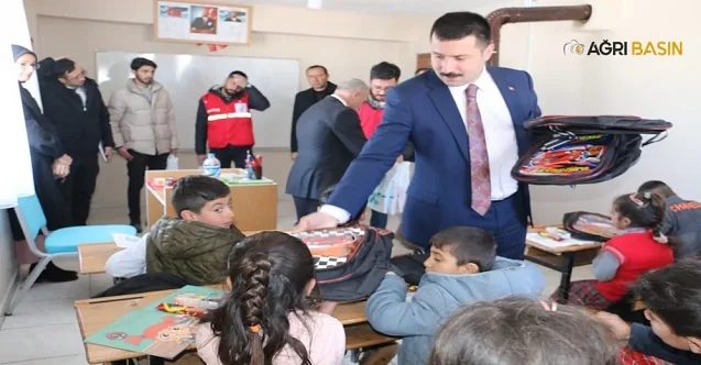 Diyadin Kaymakamı Mustafa Karali, Öğrencilere Kitap Dağıttı