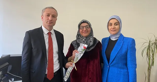 Ağrı İl Milli Eğitim Müdürü, Kadın Çalışanları Ziyaret Etti ve Karanfiller Dağıttı