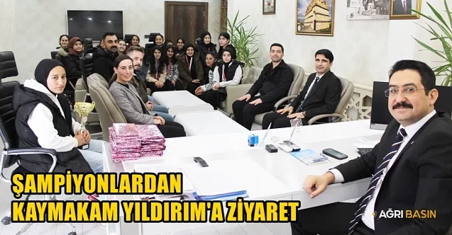 Hamur’un Şampiyon Takımı Kupayı Kaymakam’a Takdim Etti