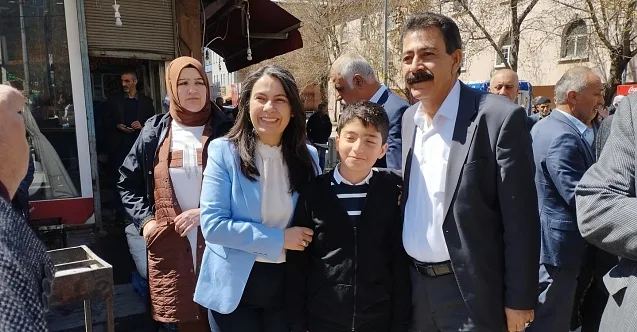 Ağrı Belediye Başkanı Hazal Aras Esnaf ve Vatandaşa Bayram Ziyareti Yaptı