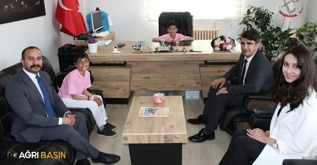 Hamur İlçe Milli Eğitim Müdürü Mehmet ÖZMÜŞ, koltuğunu Öğrencilere devretti