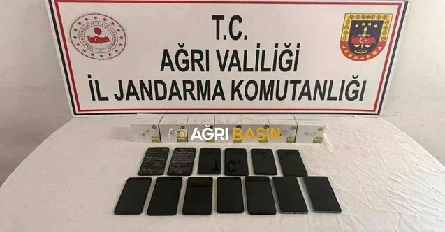 Ağrı’da Kaçak Cep Telefonu ve Kulaklık Ele Geçirildi