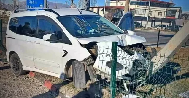 Doğubayazıt’ta Elektrik Direğine Çarpan Araçta 3 Yaralı