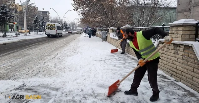 Ağrı Belediyesi Kar Yağışıyla Mücadelede Hız Kesmedi