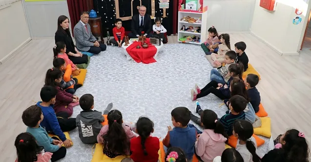 Ağrı Milli Eğitim Müdürü Hasan Kökrek, Miniklere Masal Okudu