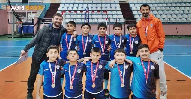 Hamur Adımova Ortaokulu’nun Voleybol Başarısı