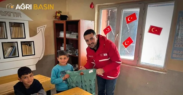 Kızılay Ağrı Şubesinden Köy Okulu Öğrencilerine Anlamlı Ziyaret