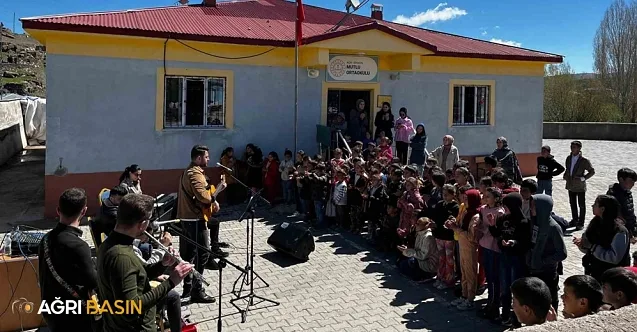 Ağrı’da köy okullarına müzik dolu gönüllü ziyaret