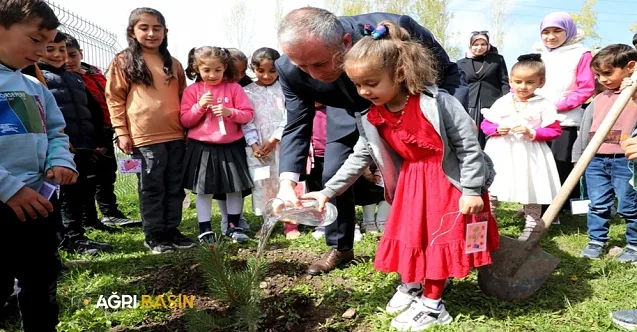 Minik Eller Fidan Dikti, Ağrı’da Gelecek Yeşeriyor