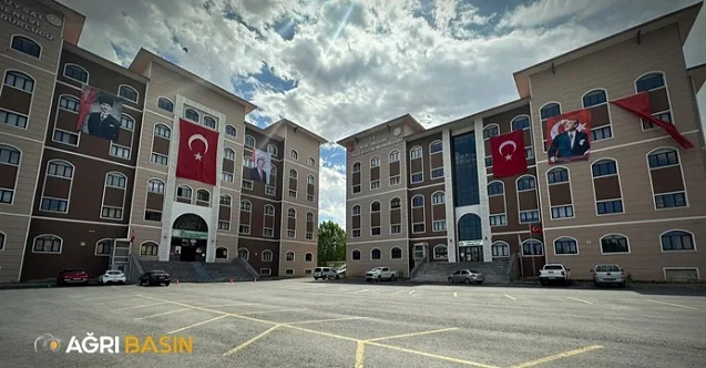 Ağrı’da 1024 kuruma 15 Temmuz için Türk bayrağı asıldı