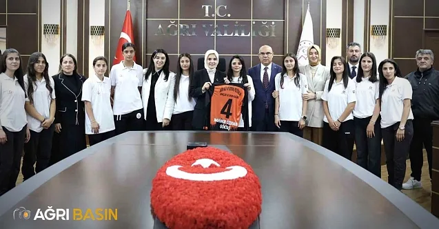 Bakan Göktaş, Ağrı’nın kadın futbolcularıyla buluştu