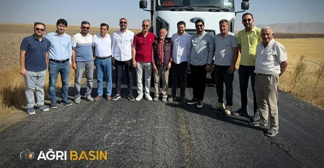 Ağrı’da Eskiharman Köyü’nde asfalt çalışmaları sürüyor