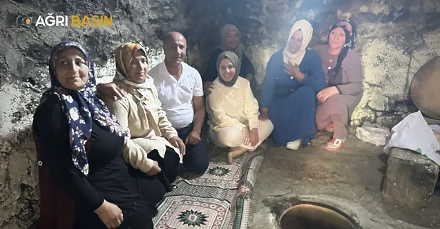 Taşlıçay Kaymakamı, köy ziyaretinde tandır başına geçti