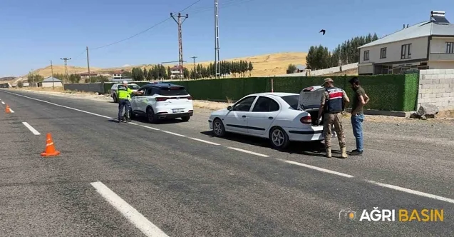 Ağrı’da huzur uygulamasında aranan 3 kişi ve 7 göçmen yakalandı