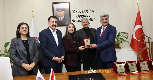Ağrı Belediyesi emekçilerine plaketle teşekkür etti