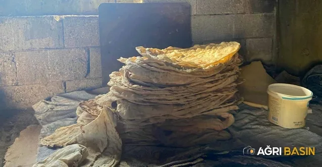 Patnos’ta Kadınlar Kış İçin Tandır Ekmeği Pişiriyor
