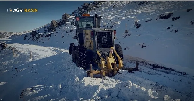 Ağrı’da greyder uçurumun kenarında güçlükle durdu