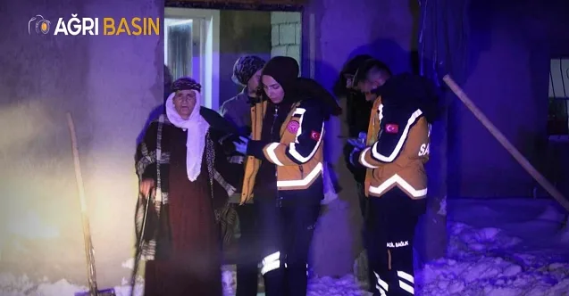 Karla Kaplı Mezradan 70 Yaşındaki Hasta Kurtarıldı