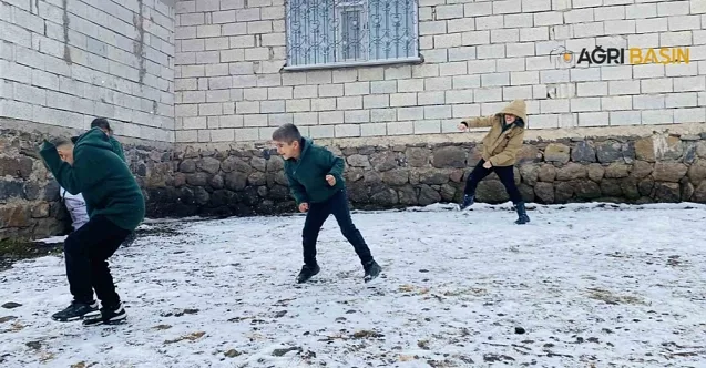 Patnos’ta Gece Yağan Kar İlçeyi Beyaza Bürüdü