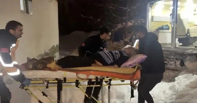 Karla kapanan köyde nefes darlığı yaşayan hasta kurtarıldı