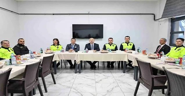 Ağrı Valisi Bozkurt, trafik polisleriyle iftarda buluştu