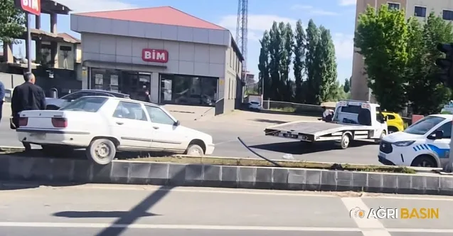 Ağrı’da Direksiyon Hakimiyetini Kaybeden Sürücü Refüje Çıktı