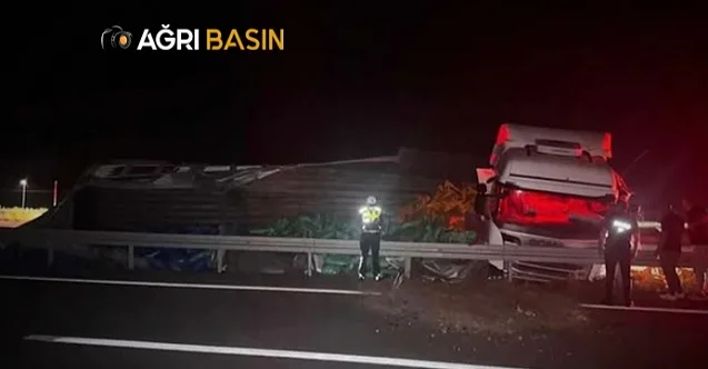 Ağrı’da Kömür Yüklü TIR Şarampole Devrildi  Ağrı’da Kömür Yüklü TIR Şarampole Devrildi