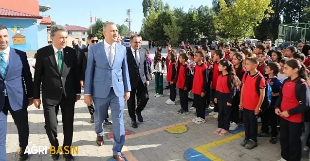 Ağrı’da ilk ders zilini Vali Bozkurt çaldı