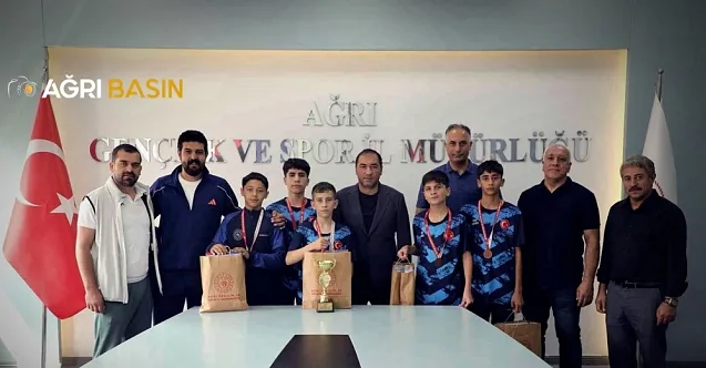 Ağrı’nın genç badmintoncularından Türkiye üçüncülüğü