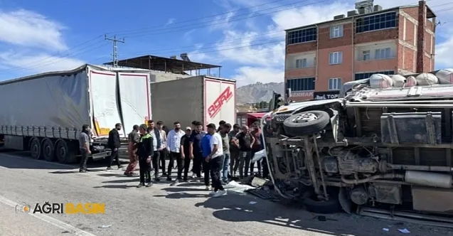 Doğubayazıt’ta kamyonet TIR’a çarptı: 2 yaralı