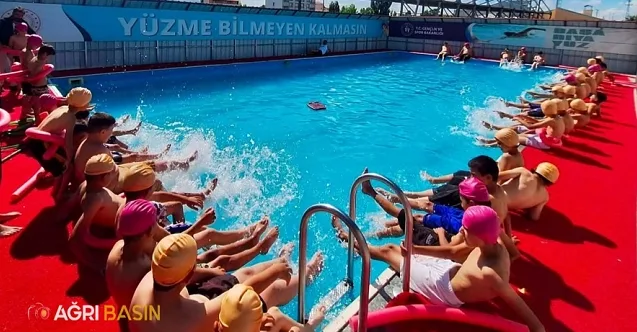 Taşlıçay’da Çocuklar Yüzme Kursunda Kulaç Atıyor