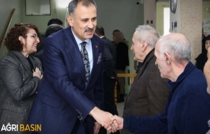 Vali Bozkurt’tan çocuklar ve yaşlılara bayram ziyareti